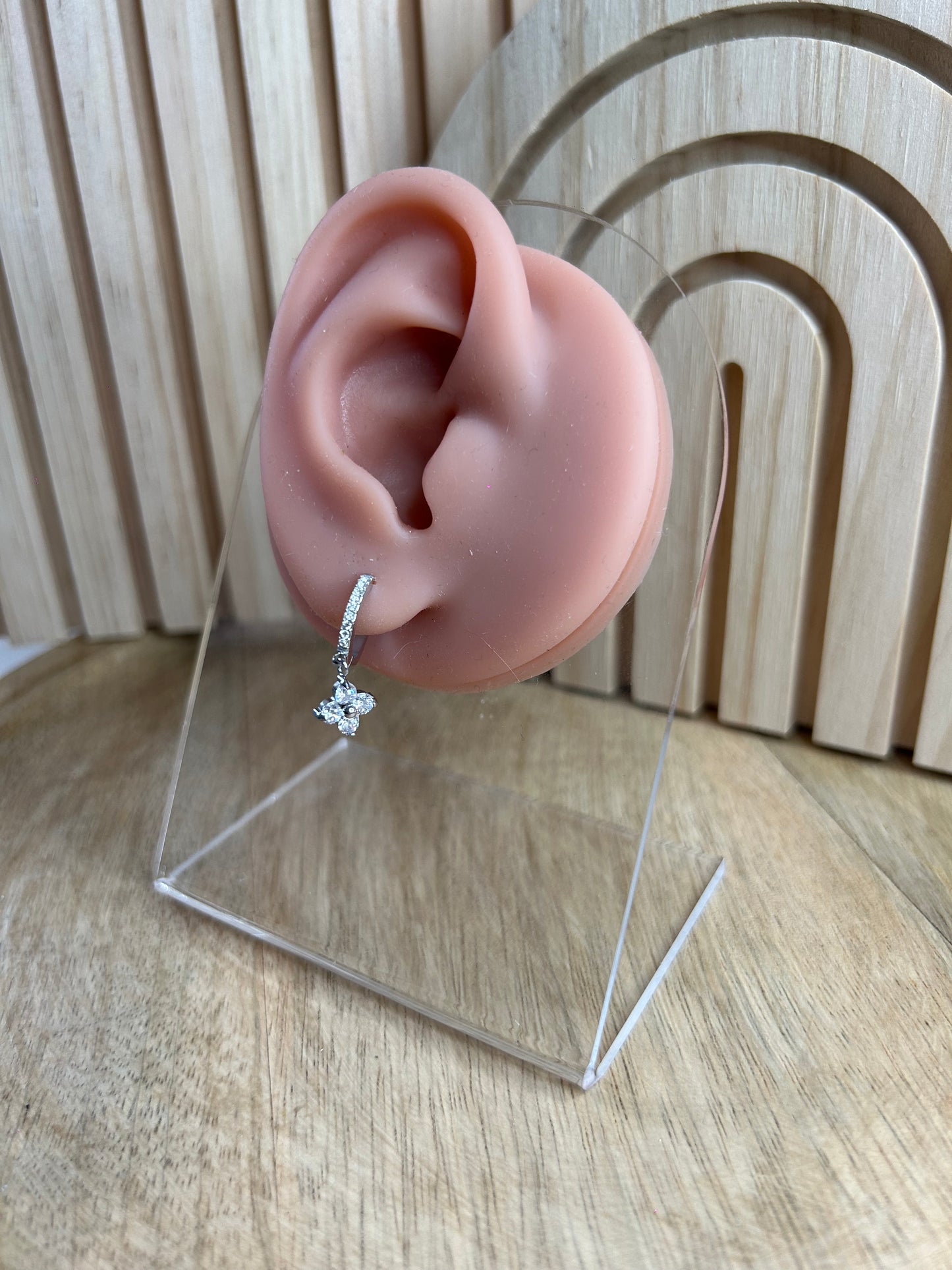 Boucles d’oreilles anneaux fleur en strass – Argenté