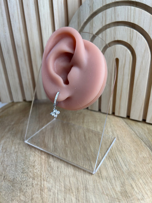 Boucles d’oreilles anneaux fleur en strass – Argenté
