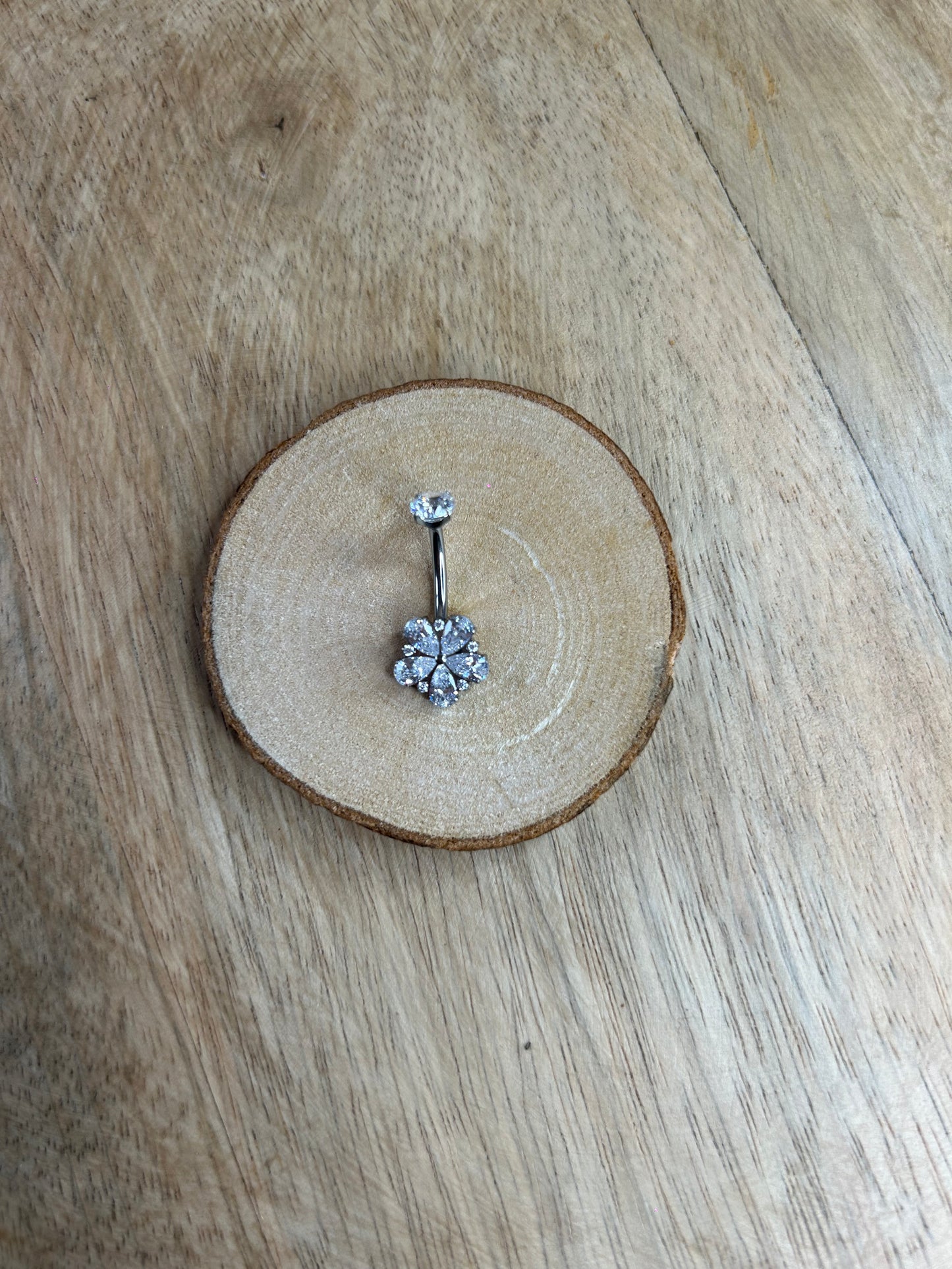 Piercing Nombril Fleur - en Titane argenté